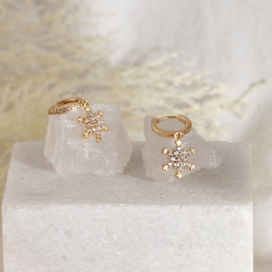 Imagen de 2 Unidades Respetuoso del Medio Ambiente Elegante Exquisito 18K Oro Real Chapado Latón Copo de nieve Navidad Pendientes de Aro Para Mujeres Regalo 27mm x 11mm