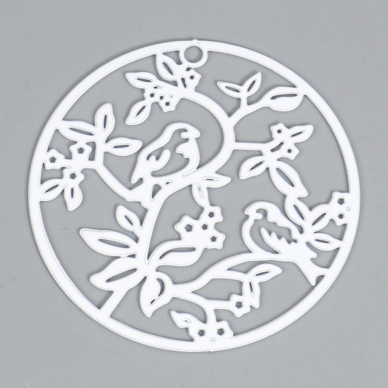 Bild von Eisenlegierung Filigran Stempel Verzierung Anhänger Rund Weiß Vogel Spritzlackierung 3.1cm D., 10 Stück