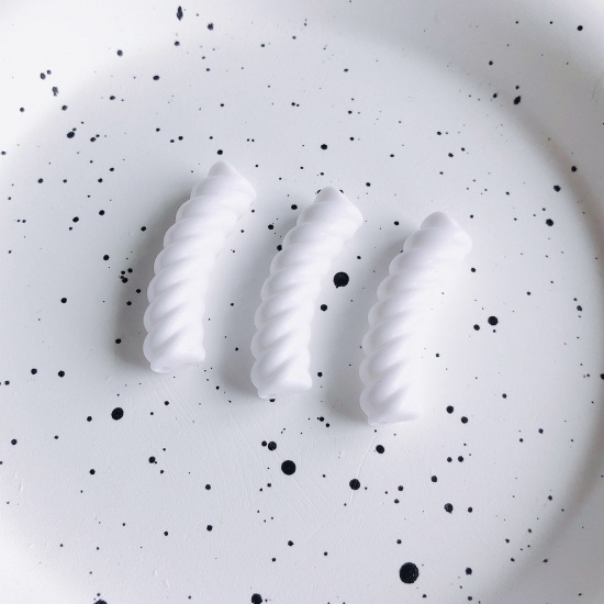 アクリル ビーズ ペンダント チャーム DIY 手作り ハンドメイド ジュエリー アクセサリーを作る 白 不透明 円弧 縞模様 約 3.2cm x 0.9cm、 10 個 の画像