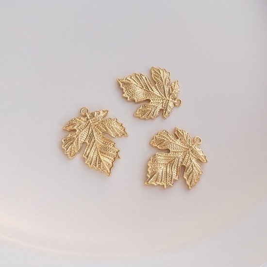 Image de Breloques en Laiton Feuille Plaqué Or Véritable 14K Feuille d'érable 21.5mm x 18mm, 1 Pièce