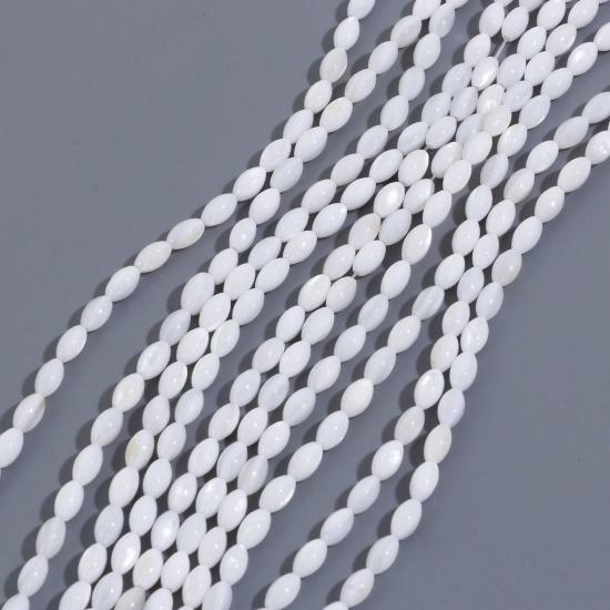 Image de Perles pour DIY Fabrication de Bijoux de Charme en Coquille Grain de Riz Blanc Coloré 7mm x 4mm, Taille de Trou: 0.5mm, 37.5cm long, 1 Enfilade （Env. 56 Pcs/Enfilade)