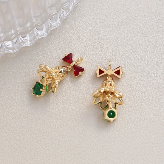 Imagen de Latón Navidad Colgantes Charms Chapado en Oro de 18K Campana 3D Rojo & Verde Circón Artificial 25mm x 12mm, 2 Unidades