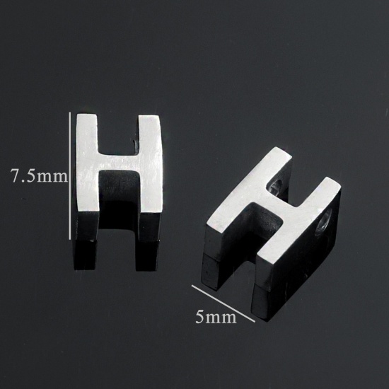 5 個 304ステンレス鋼 チャーム レター シルバートーン 文字「 H」 7.5mm x 5mm の画像