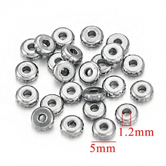 Immagine di 10 PCs Eco-friendly 304 Stainless Steel Beads For DIY Charm Jewelry Making Flat Round Silver Tone Carved Pattern 5mm x 2mm, Hole: Approx 1.2mm