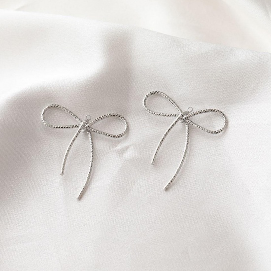 Image de 2 Pcs Pendentifs Vêtements en Laiton Nœuds Papillon Plaqué Platine Fleurs Creuses 3.3cm x 3cm