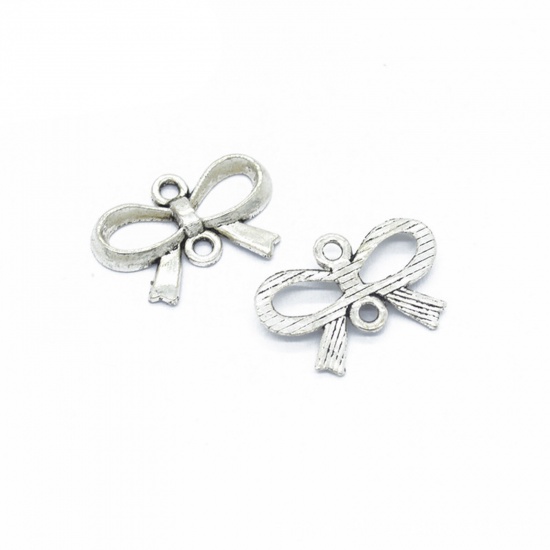 Immagine di 50 Pz Lega di Zinco Abiti Pendenti Charms Connettori Accessori Cravatta a Farfalla Argento Antico Filigrana 22mm x 15mm