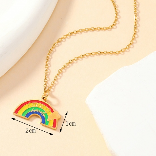 1 個 真空メッキ 304ステンレス鋼 レインボー チャーム 虹 金メッキ 多色 ハート 文字「 LOVE IS LOVE」 エナメル 20mm x 10mm、 の画像