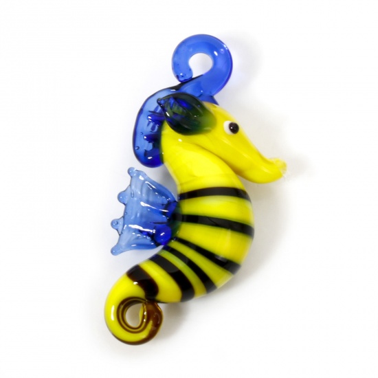 Immagine di 1 Pz Lampwork Vetro Lampwork Charm Gioielli Oceanici Ciondoli Pendenti Cavalluccio Marino Giallo Striscia Disegno 3D 4.2cm x 3cm