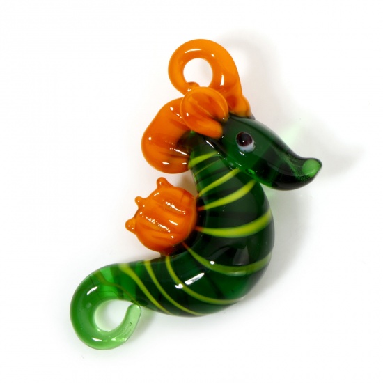 Immagine di 1 Pz Lampwork Vetro Lampwork Charm Gioielli Oceanici Ciondoli Pendenti Cavalluccio Marino Verde Striscia Disegno 3D 4.2cm x 3cm