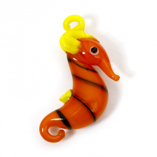 Immagine di 1 Pz Lampwork Vetro Lampwork Charm Gioielli Oceanici Ciondoli Pendenti Cavalluccio Marino Arancione Striscia Disegno 3D 4.2cm x 3cm