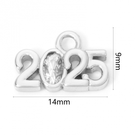 Image de 2 Pcs Breloques Année en Laiton Respectueux de la Nature Plaqué Platine Véritable Mots" 2025 " à Zircone Cubique Clair 14mm x 9mm