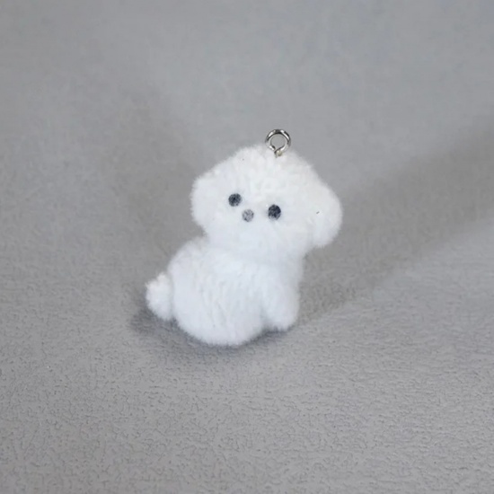 5 個 アクリル 3D ペンダント 犬 シルバートーン 白 フロッキー 3.1cm x 3cm、 の画像