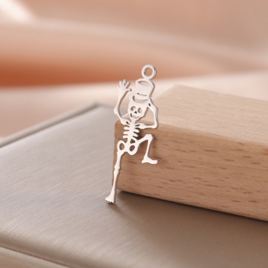 Image de 1 Pièce Breloques en 304 Acier Inoxydable Halloween Argent Mat Squelette Humain 26mm x 12mm