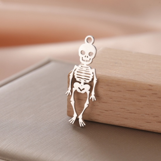 Image de 1 Pièce Breloques en 304 Acier Inoxydable Halloween Argent Mat Squelette Humain 26mm x 12mm