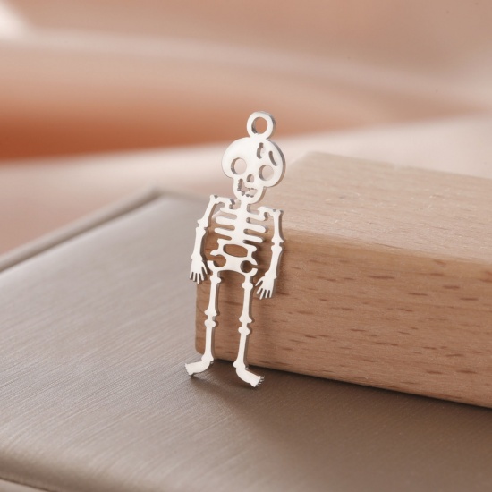 Image de 1 Pièce Breloques en 304 Acier Inoxydable Halloween Argent Mat Squelette Humain 26mm x 12mm