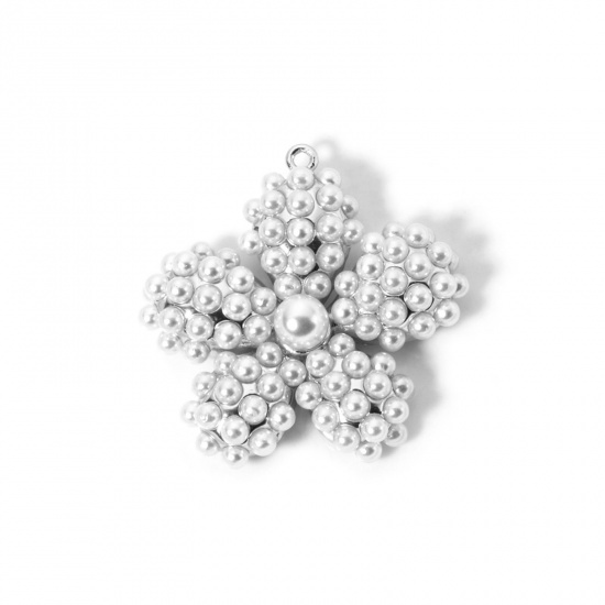 Image de 1 Pièce Breloques Collection Végétale en Laiton Plaqué Platine Fleur Perle Imitation Acrylique 3.6cm x 3.6cm