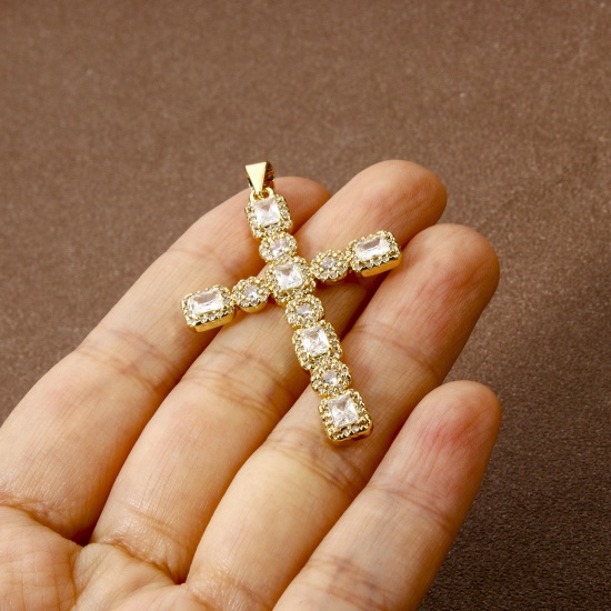 1 個 エコフレンドリー 真鍮 宗教 ペンダント 18Kリアルゴールドメッキ クロス マイクロパヴェ クリア ジルコン 4.9cm x 3cm、 の画像