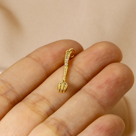 2 個 エコフレンドリー 真鍮 チャーム 18Kリアルゴールドメッキ フォーク マイクロパヴェ クリア ジルコン 27mm x 4mm、 の画像