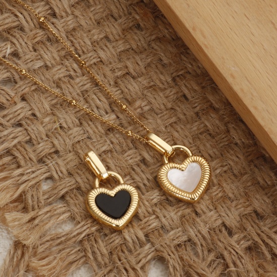 Image de 1 Pièce Pendentif Breloque La Saint Valentin en Coquille Naturelle & Laiton Plaqué Or 18K Noir & Blanc Cœur Double Face 24mm x 14mm