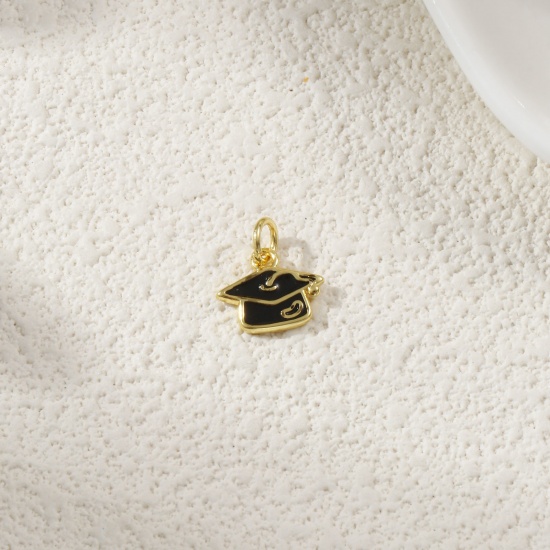 Imagen de 2 Unidades Latón Joyería de la Universidad Colgantes Chapado en Oro de 18K Negro Esmalte Sombrero Doctoral 13mm x 11mm