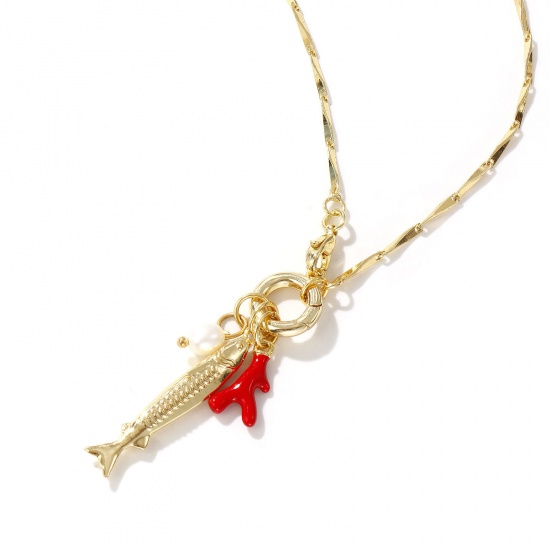 Immagine di 18K Vero Oro Placcato Catena di Semi Pesce Collana con Ciondolo, Ottone & Perla Naturale 45cm, Per Donne, Corallo Rosso Smalto Con Chiusura A Molla, Elegante Gioielli Oceanici Regalo, Ecologico, 1 Pz