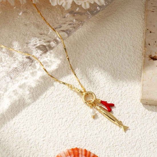 Immagine di 18K Vero Oro Placcato Catena di Semi Pesce Collana con Ciondolo, Ottone & Perla Naturale 45cm, Per Donne, Corallo Rosso Smalto Con Chiusura A Molla, Elegante Gioielli Oceanici Regalo, Ecologico, 1 Pz
