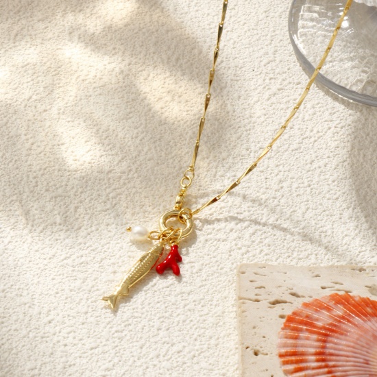 Immagine di 18K Vero Oro Placcato Catena di Semi Pesce Collana con Ciondolo, Ottone & Perla Naturale 45cm, Per Donne, Corallo Rosso Smalto Con Chiusura A Molla, Elegante Gioielli Oceanici Regalo, Ecologico, 1 Pz