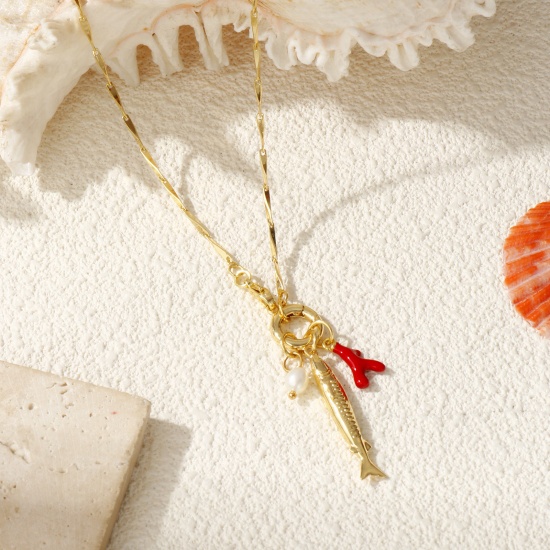 Immagine di 18K Vero Oro Placcato Catena di Semi Pesce Collana con Ciondolo, Ottone & Perla Naturale 45cm, Per Donne, Corallo Rosso Smalto Con Chiusura A Molla, Elegante Gioielli Oceanici Regalo, Ecologico, 1 Pz