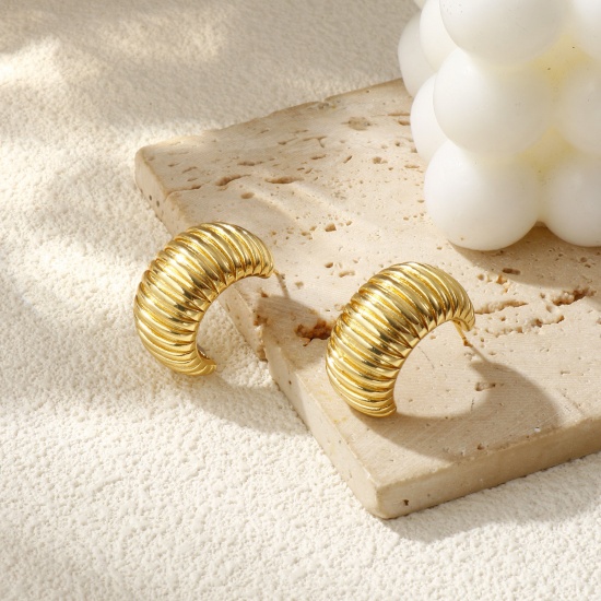 Image de 1 Paire Boucles d'Oreilles Créoles Exquis en Laiton Respectueux de la Nature Minimaliste Forme de C Rayées Plaqué Or Véritable 18K Cadeau Pour Femmes 28mm x 28mm, Taille de Fil: 0.7mm(taille 21)