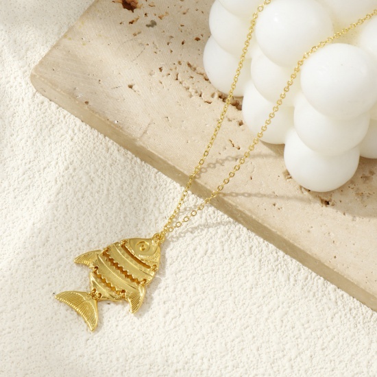 Image de 1 Pièce Pendentifs Bijoux d'Océan Respectueux de la Nature en Laiton Plaqué Or Véritable 18K Poisson Rayées Mobile 3.7cm x 2.4cm