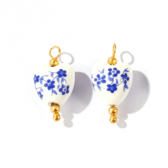 Imagen de 10 Unidades Respetuoso del Medio Ambiente Cerámica & Latón Tabicado Colgantes Al Por Mayor 18K Oro Real Chapado Blanco & Azul Corazón Flor 23mm x 12mm