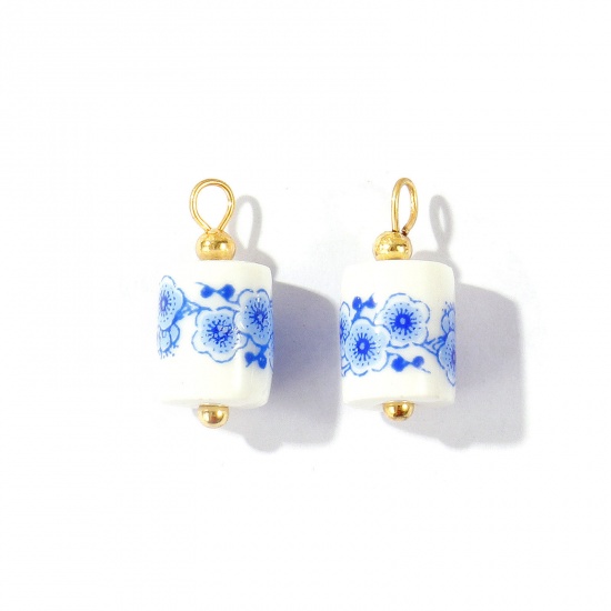 Imagen de 10 Unidades Respetuoso del Medio Ambiente Cerámica & Latón Tabicado Colgantes Al Por Mayor 18K Oro Real Chapado Blanco & Azul Cilíndrico Flor 18mm x 8mm
