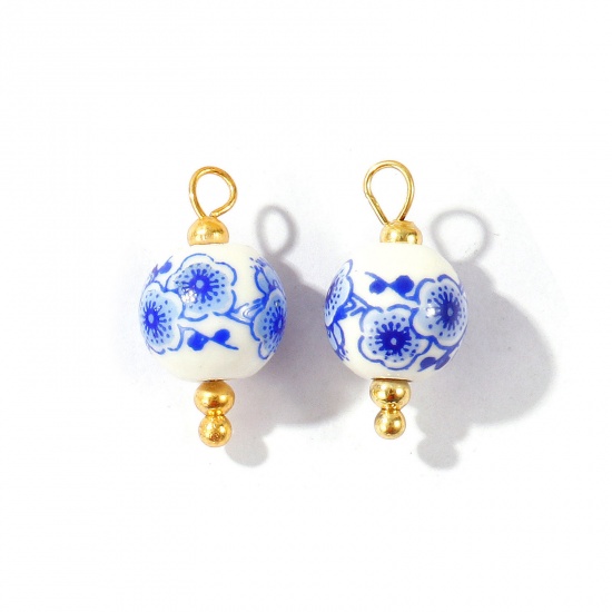 Imagen de 10 Unidades Respetuoso del Medio Ambiente Cerámica & Latón Tabicado Colgantes Al Por Mayor 18K Oro Real Chapado Blanco & Azul Bola Flor 20mm x 10mm