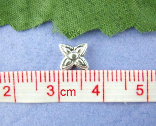 Immagine di Lega di Zinco Separatori Perline Fiore Argento Antico Nulla Disegno Circa 8.0mm x 8.0mm, Foro:Circa 0.8mm, 100 Pz
