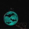 ガラス ネックレス ハロウィン・コウモリ 円形ペンダント シルバートーン 灰緑色 夜光 60cm長さ、 1 本 の画像