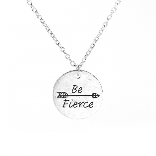 ネックレス 銀古美 シルバートーン 円形 矢印 文字 " Be Fierce " 46cm 長さ、 1 本 の画像