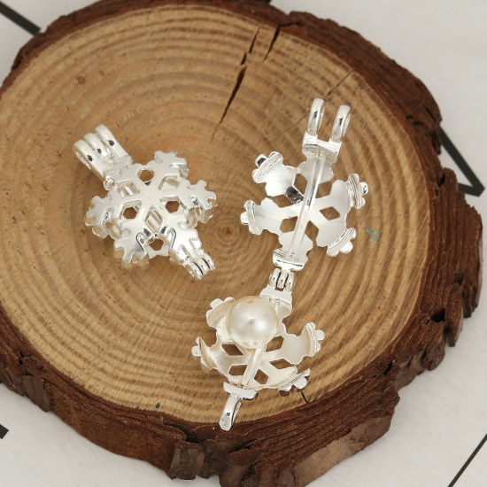 Bild von Zinklegierung Wunsch Perlenkäfig Schmuck Anhänger Weihnachten Schneeflocke Versilbert Zum Öffnen (Für Perlengröße: 8mm) 31mm x 19mm, 3 Stück