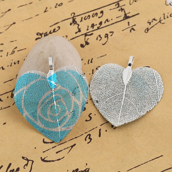 Image de Pendentifs en Laiton & Feuille Naturelle Cœur Argenté Bleu Fleurs 46mm x 41mm, 2 Pcs