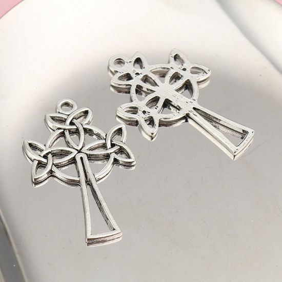 Bild von Zinklegierung Keltischer Knoten Anhänger Kreuz Antiksilber Blume Blätter 39mm x 24mm, 20 Stück