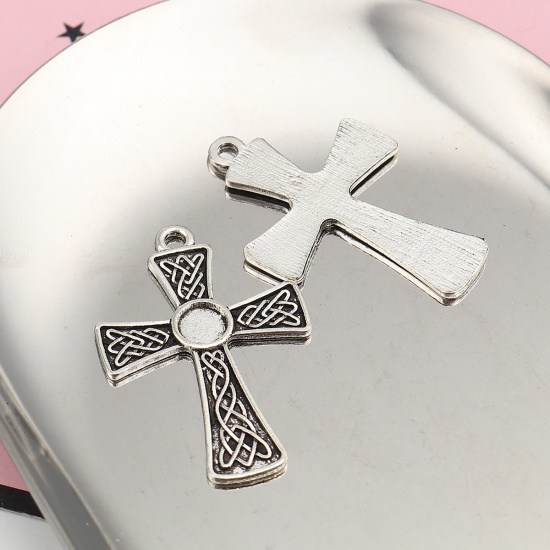 Bild von Zinklegierung Keltischer Knoten Cabochon Anhänger Kreuz Antiksilber Geschnitzte Muster (für 6mm D.) 40mm x 27mm, 20 Stück