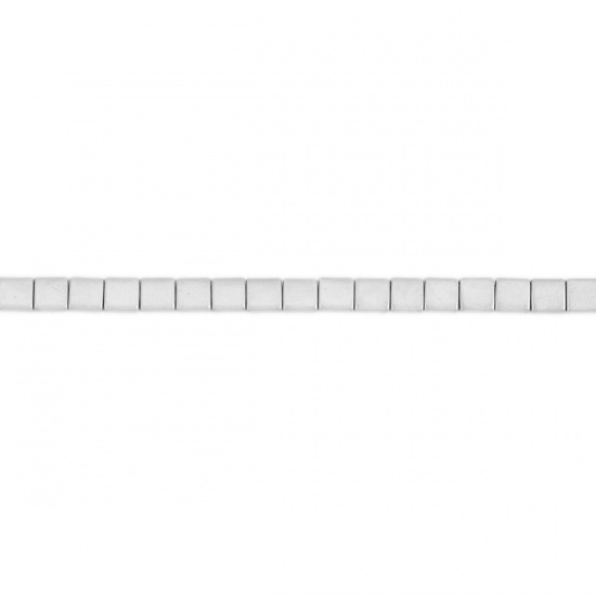 Image de (Classement B) Deux Trous Perles en Hématite （ Naturel ） Carré Argent Mat 5mm x 5mm, Trou: env. 1mm, 40.5cm - 40cm long, 1 Enfilade (Env. 78 Pcs/Enfilade)