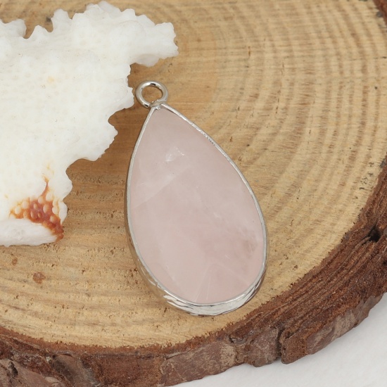 (グレードA) ローズ水晶 ( 天然 ) ペンダント シルバートーン 薄ピンク 滴 ドロップ 3.3cm x 1.6cm、 1 個 の画像