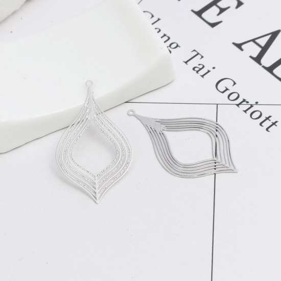 Image de 20 Pcs Pendentifs Estampe en Filigrane en Laiton Argent Mat Feuille Rayées Creux 3.9cm x 2.2cm