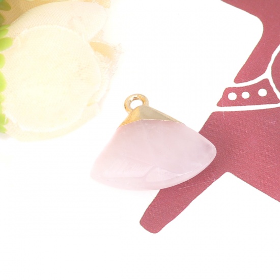 (グレードA) ローズ水晶 ( 天然 ) チャーム 金メッキ 薄ピンク 扇形 ファセット 20mm x 18mm、 1 個 の画像