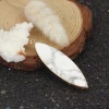 (グレードA) ホワイトターコイズ ( 天然 ) ペンダント 金メッキ ホワイト+グレー マーキス テクスチャ 5.5cm x 1.5cm 、 1 個 の画像