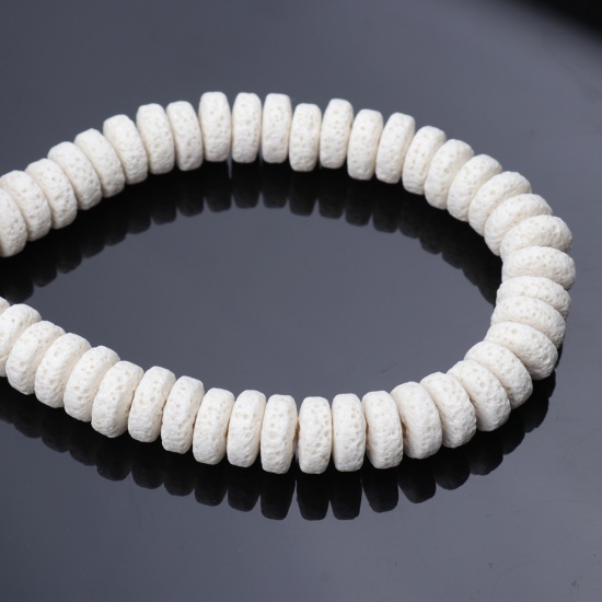 Immagine di (Grado A) Pietra Lavica ( Naturale ) Perline Piastra Circolare Bianco Come 10mm Dia., Foro: Circa 2mm, 20cm Lunghezza, 1 Filo (Circa 48 Pz/Treccia)