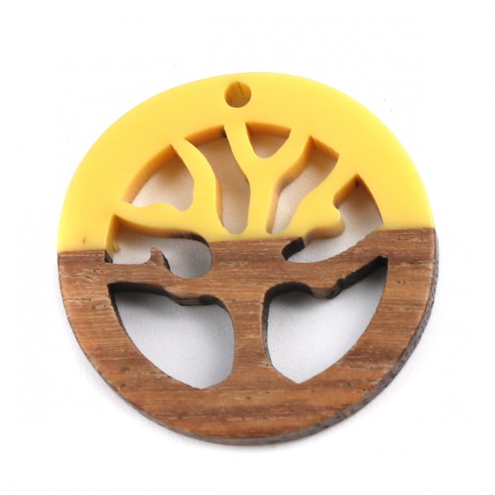 Immagine di Charm Resina Effetto Legno Charms Tondo Giallo Albero Disegno 28mm , 2 Pz