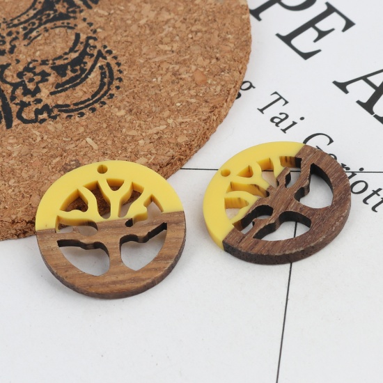 Immagine di Charm Resina Effetto Legno Charms Tondo Giallo Albero Disegno 28mm , 2 Pz