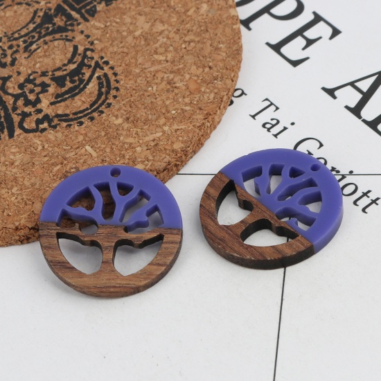 Immagine di Charm Resina Effetto Legno Charms Tondo Colore Viola Albero Disegno 28mm , 2 Pz