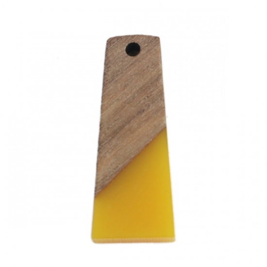 木目調樹脂 ペンダント 台形 黄色 3cm x 1.2cm、 2 個 の画像